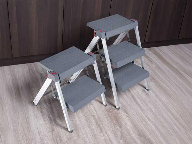 Escalera pleglable con soporte bajo mesada