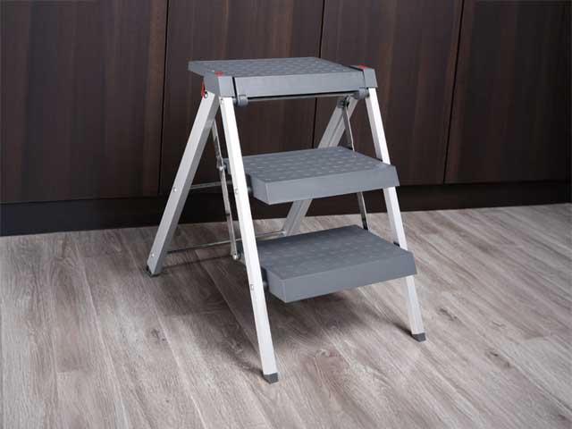 Escalera pleglable con soporte bajo mesada